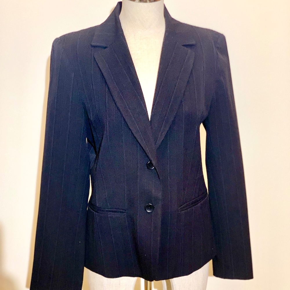 💥EUC💥Beautiful & Classic Navy Blue Pinstripe Blazer AND Trousers - Size 6 - Picture 2 of 16